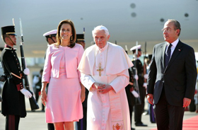 Benedicto XVI llega a México con un mensaje de paz