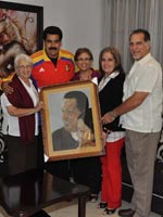 Presidente venezolano recibe pintura de antiterrorista cubano